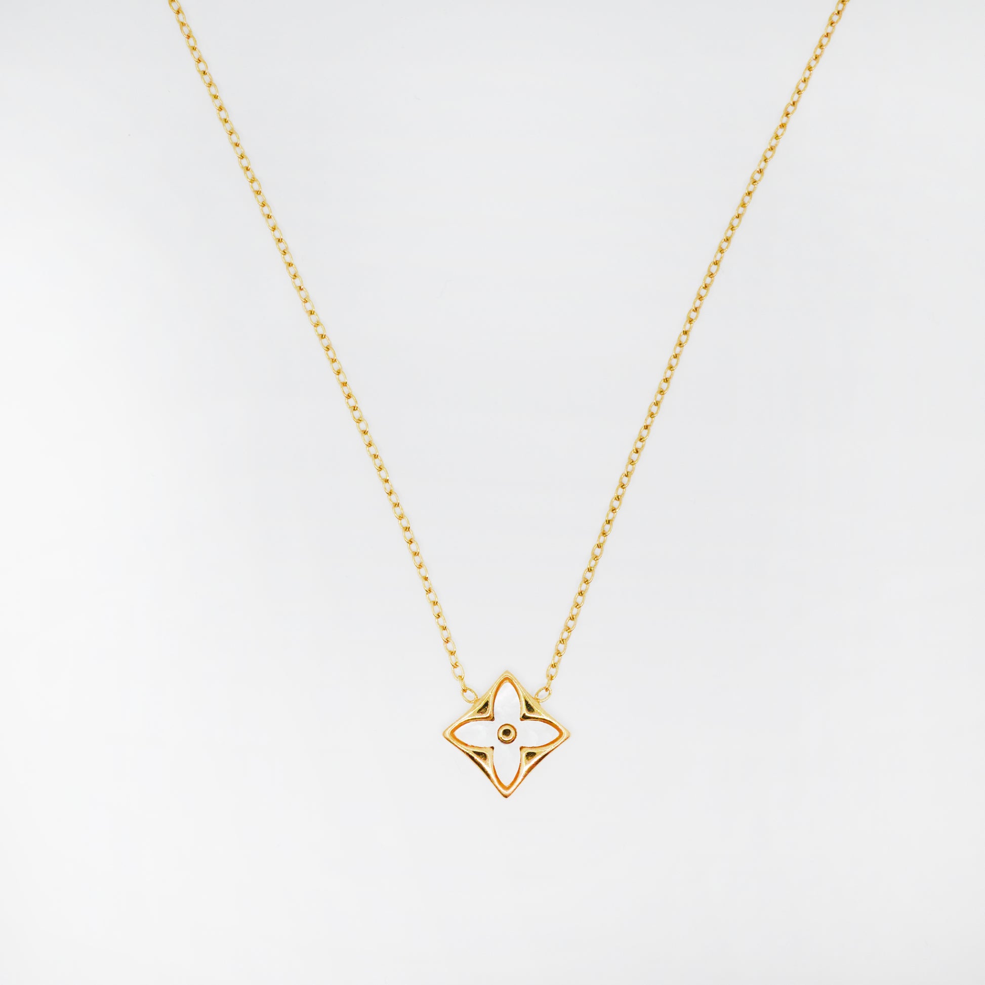 ogrlica z rožnatim emajliranim simbolom – Serenity Bloom – ChiChi