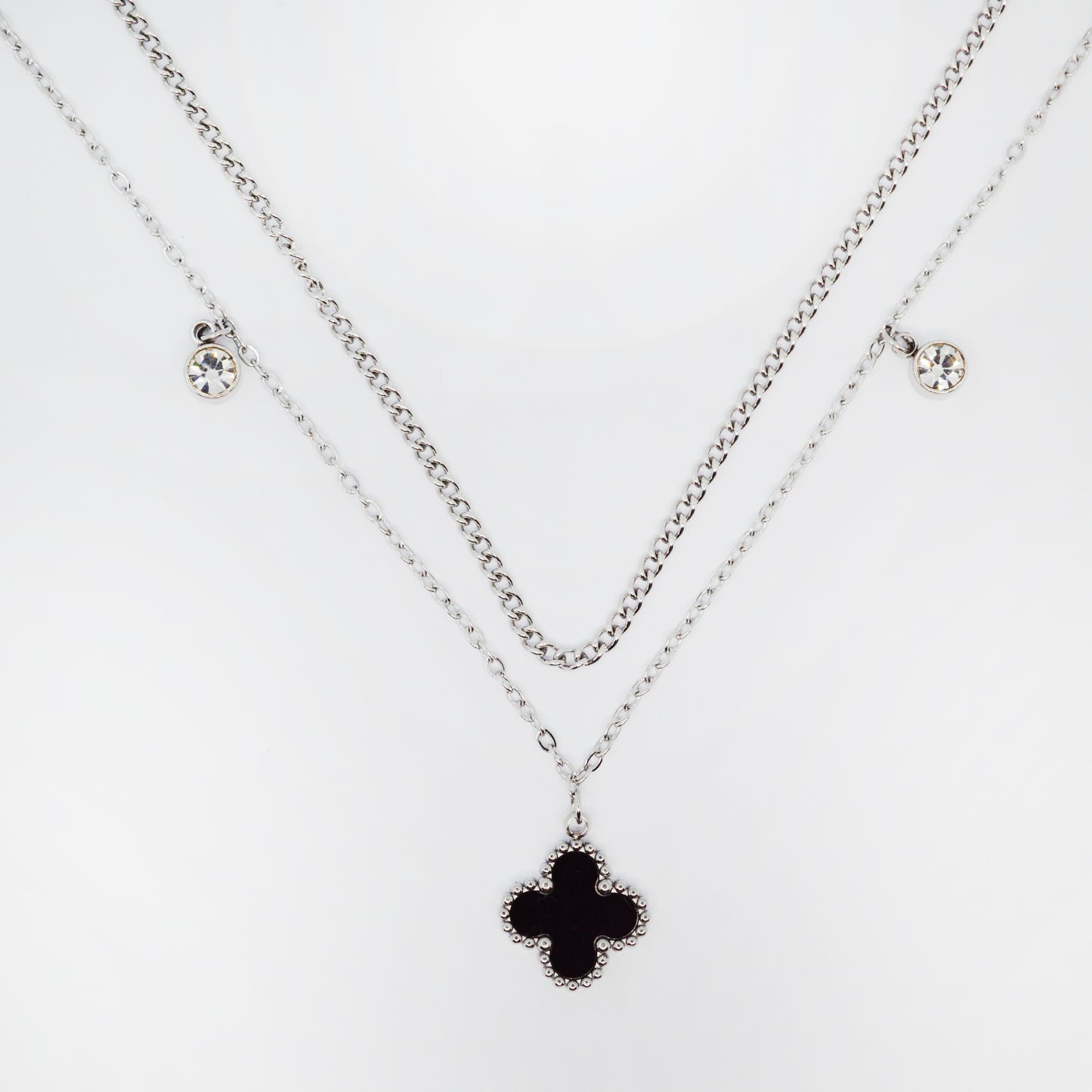 srebrna večplastna ogrlica s črno deteljico – Black Clover – ChiChi