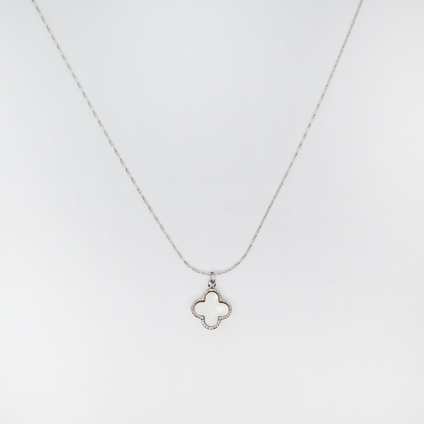 srebrna ogrlica z belo deteljico – Pure Clover – ChiChi