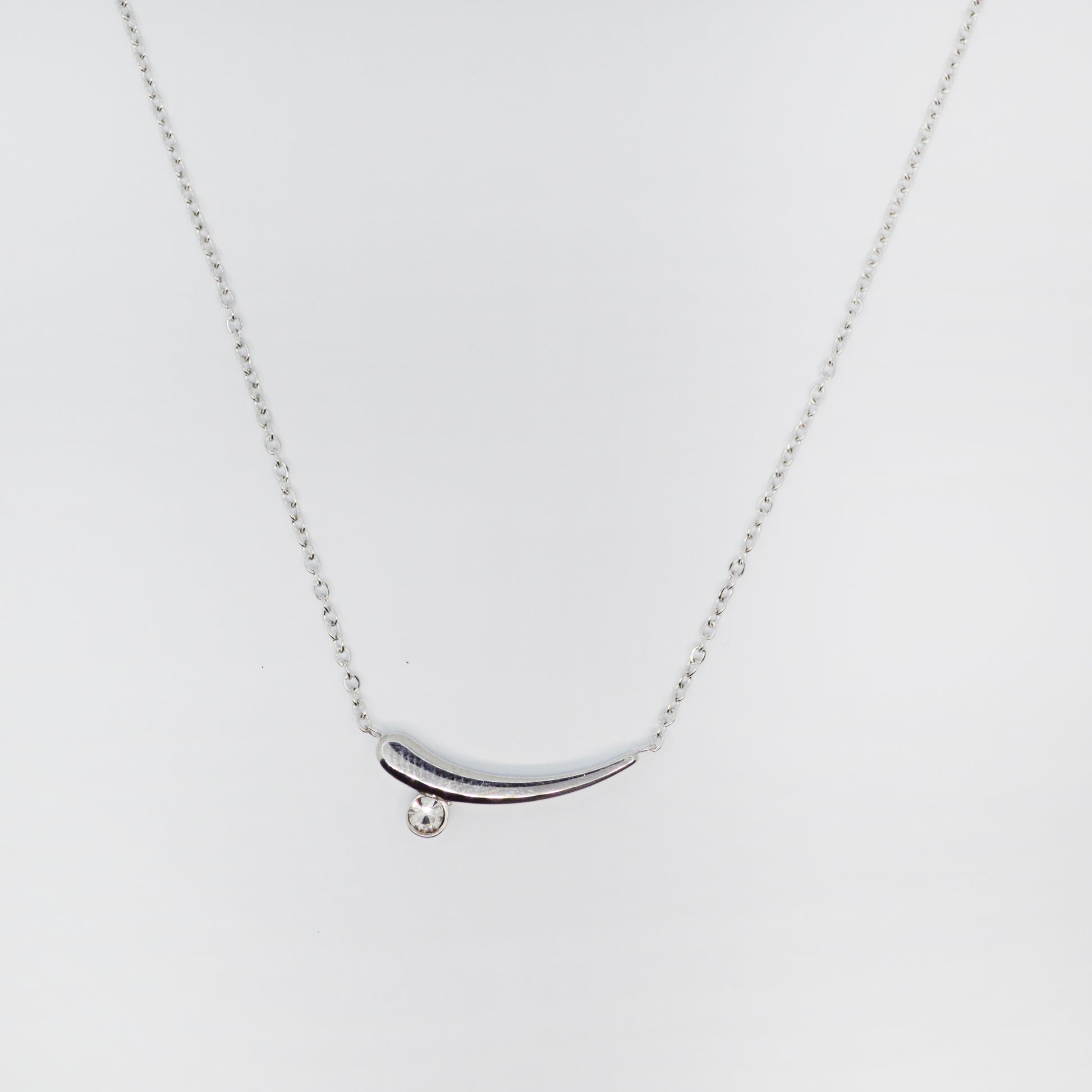 Srebrna ogrlica z ukrivljenim obeskom in cirkonom – Serenity Arc – ChiChi