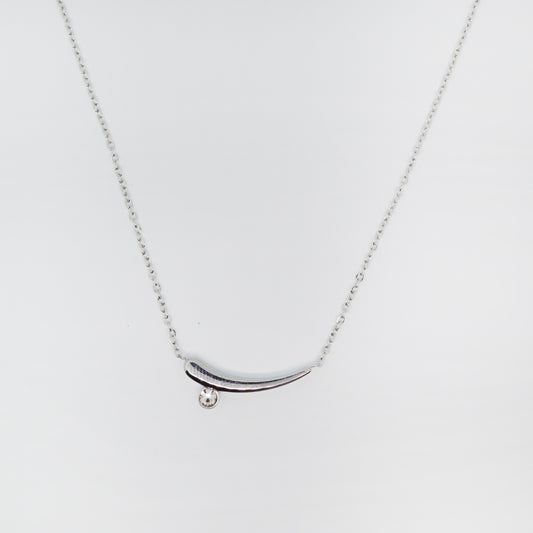 Srebrna ogrlica z ukrivljenim obeskom in cirkonom – Serenity Arc – ChiChi
