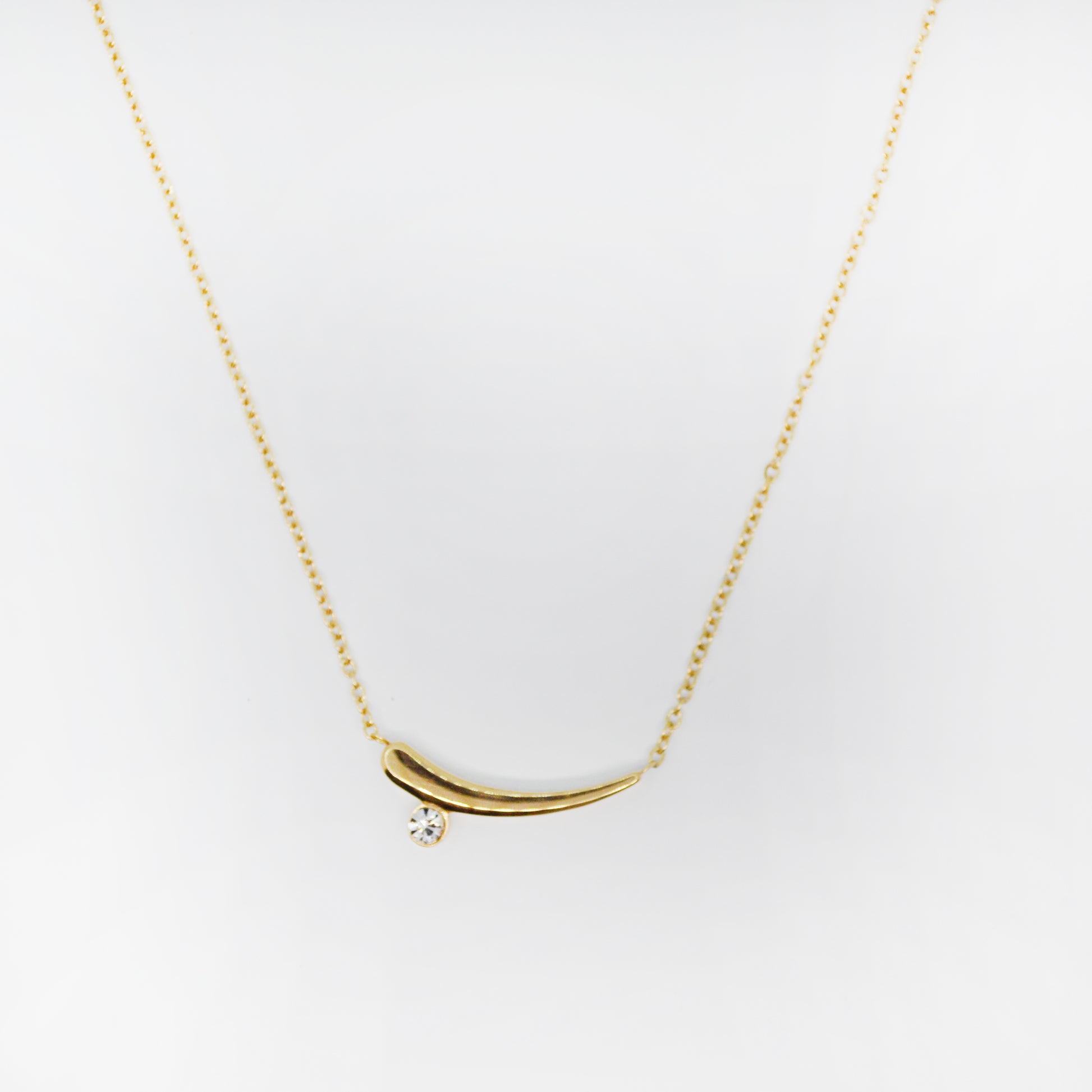 Zlata ogrlica z ukrivljenim obeskom in cirkonom – Serenity Arc – ChiChi