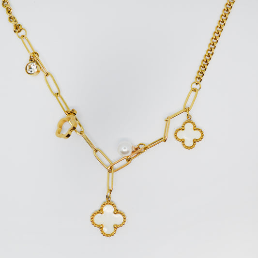 Zlata ogrlica z belimi deteljicami in biserom – White Clover – ChiChi