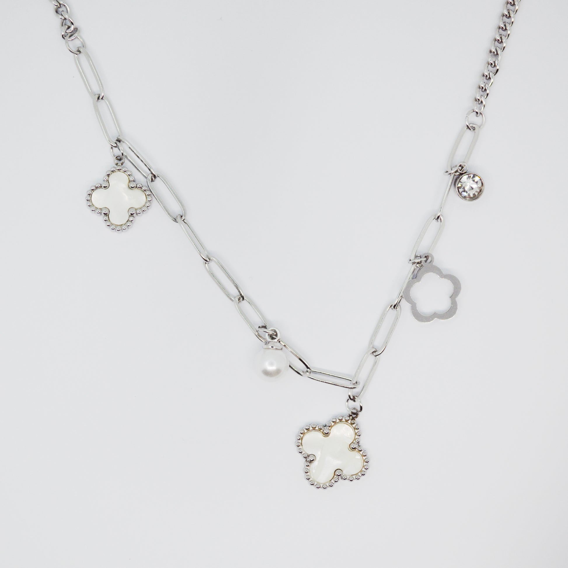 Srebrna ogrlica z belimi deteljicami in biserom – White Clover – ChiChi