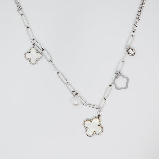 Srebrna ogrlica z belimi deteljicami in biserom – White Clover – ChiChi