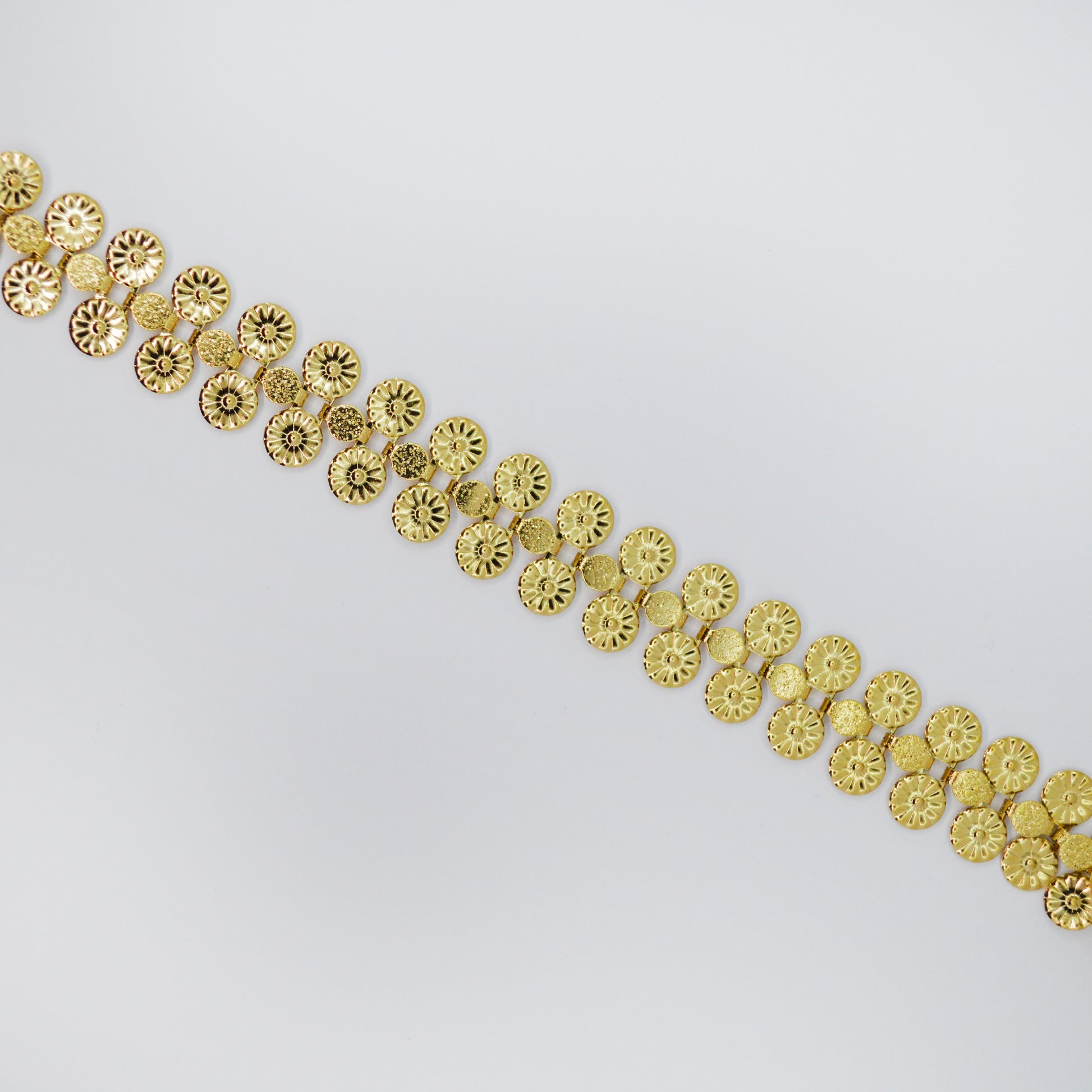 Zlata zapestnica Floral Dusk iz nerjavečega jekla z graviranimi cvetličnimi krogi