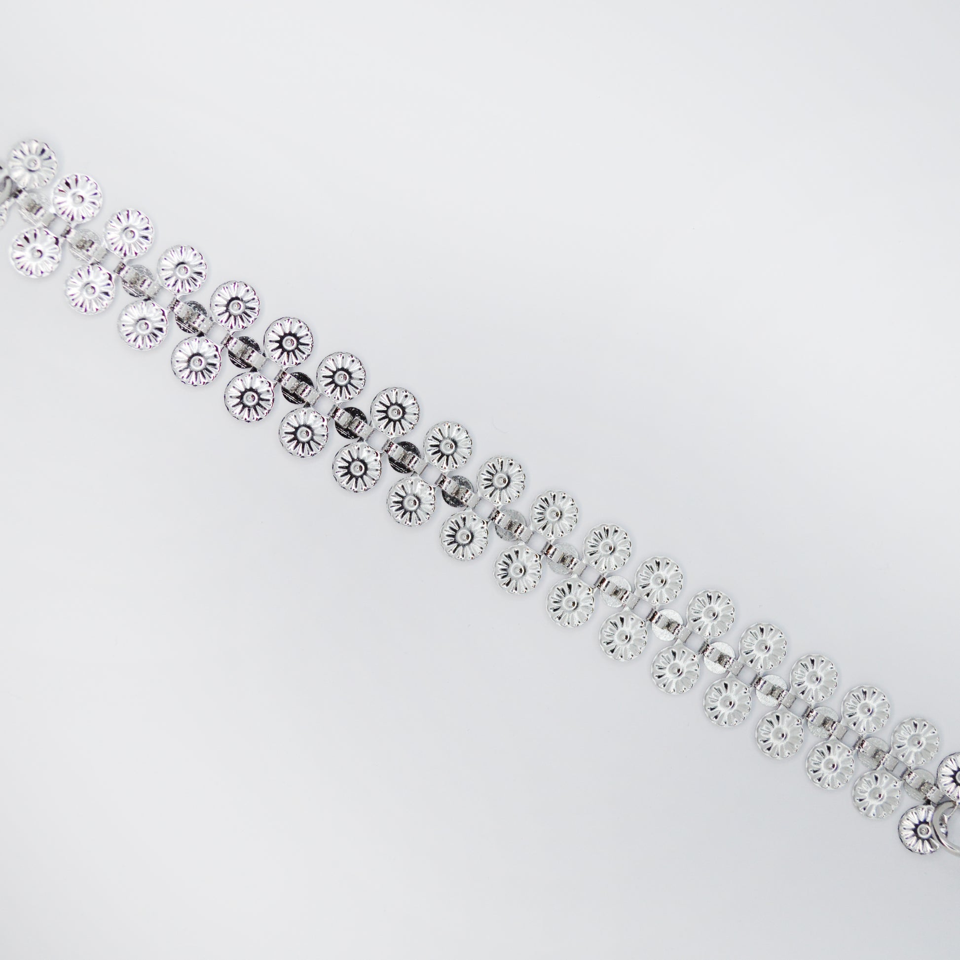 Srebrna zapestnica Floral Dusk z nežnim cvetličnim motivom iz nerjavečega jekla