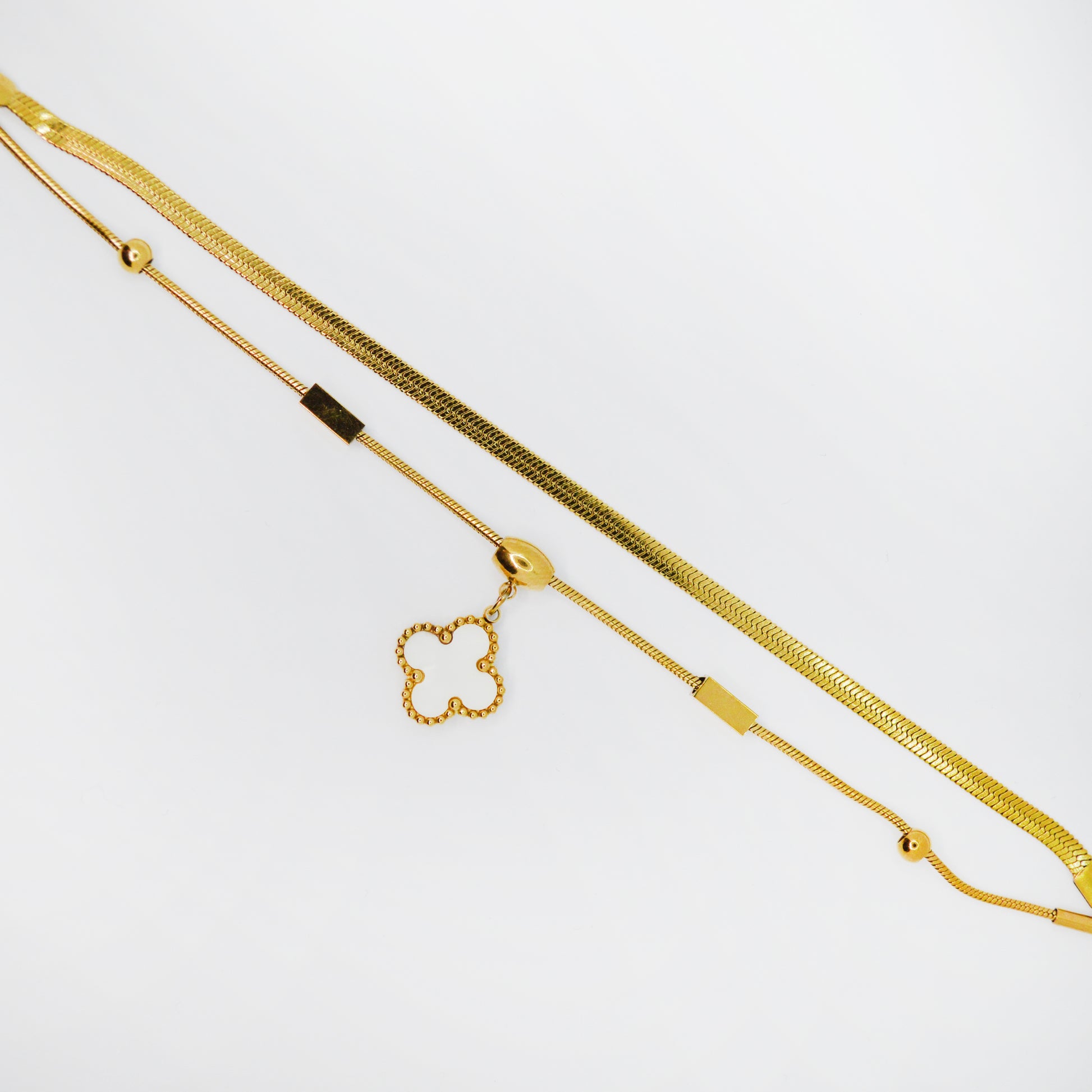 Zlata zapestnica s štiriperesno deteljico – obojestranski obesek črna in bela stran