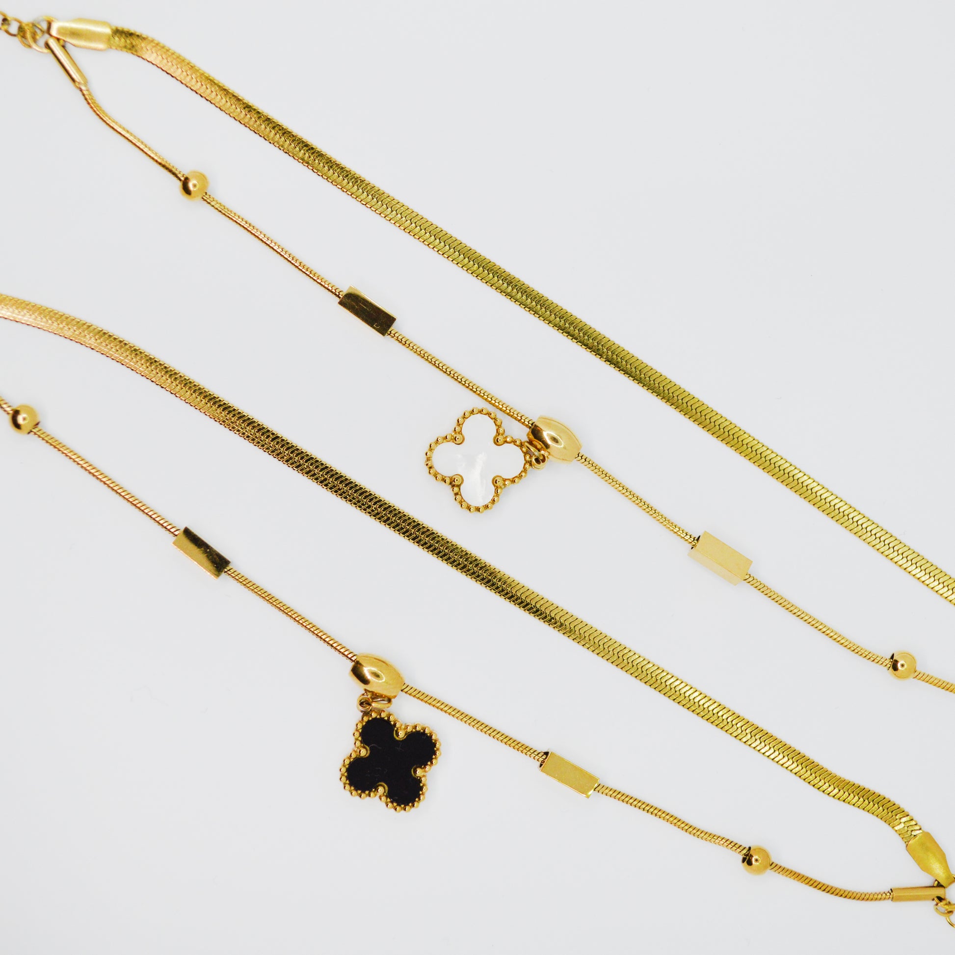 Zlata zapestnica s štiriperesno deteljico – obojestranski obesek črna in bela stran