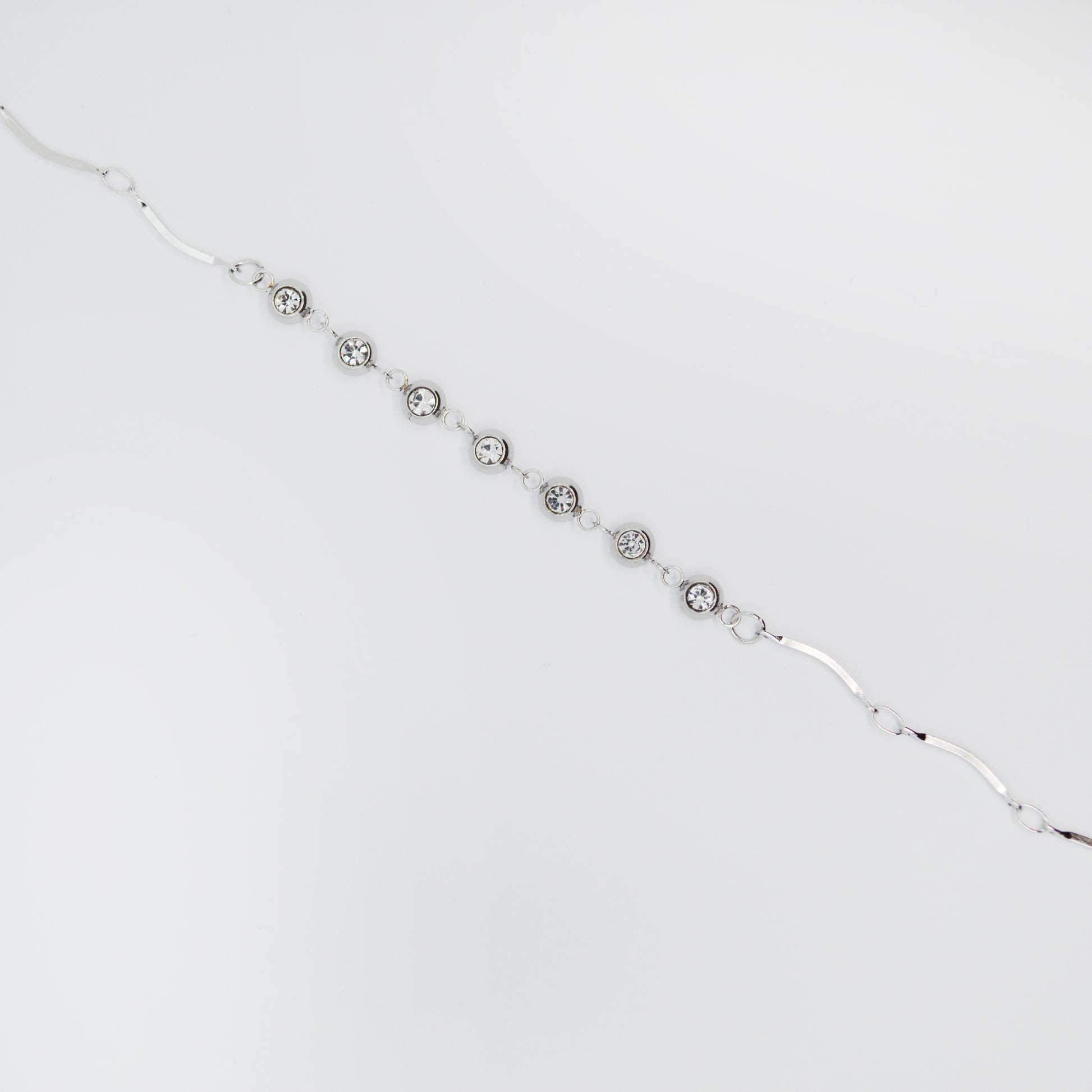 Zapestnica Zaria v srebrni barvi z bleščečimi cirkoni – minimalistični dizajn