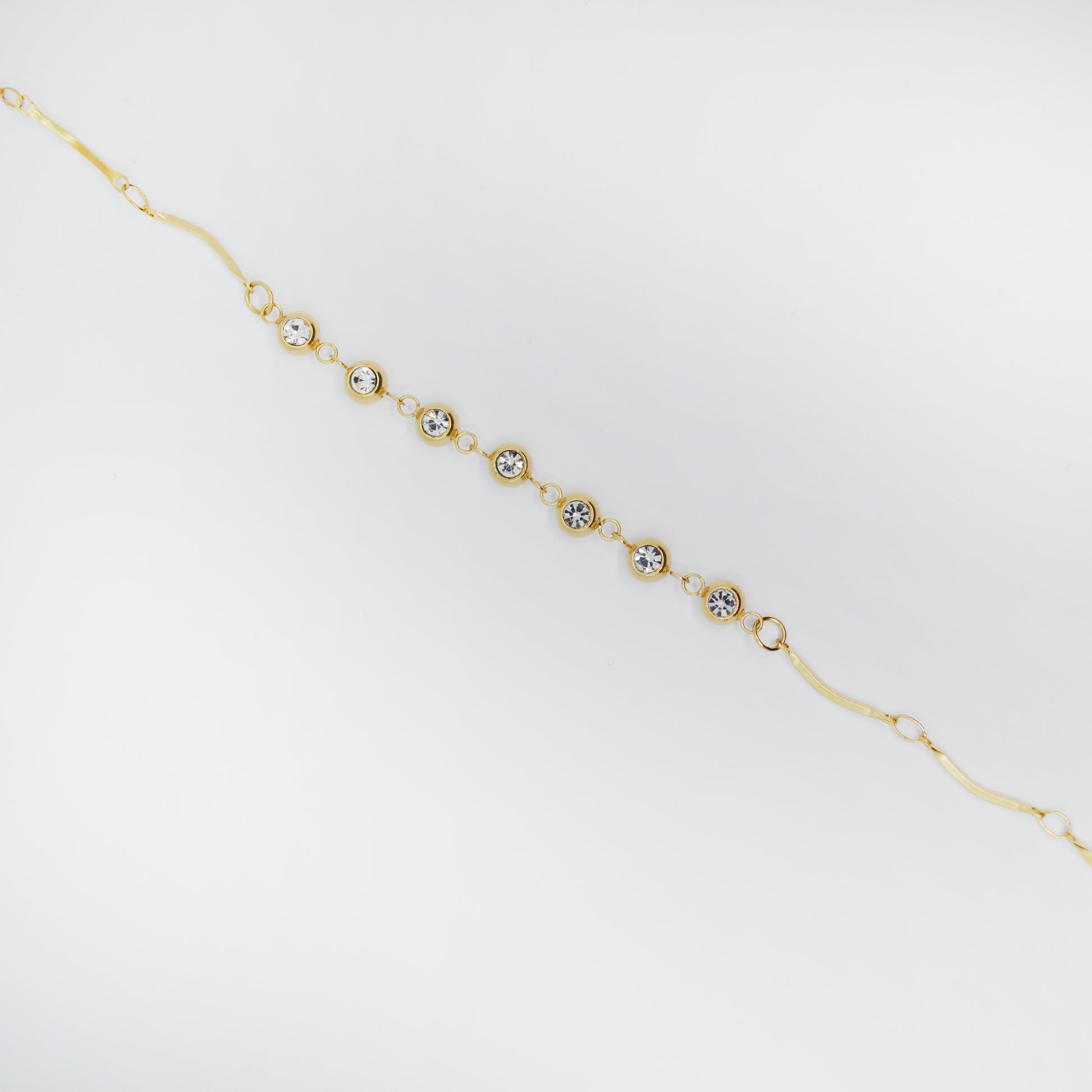 Zapestnica Zaria v zlati barvi – elegantna z bleščečimi cirkoni