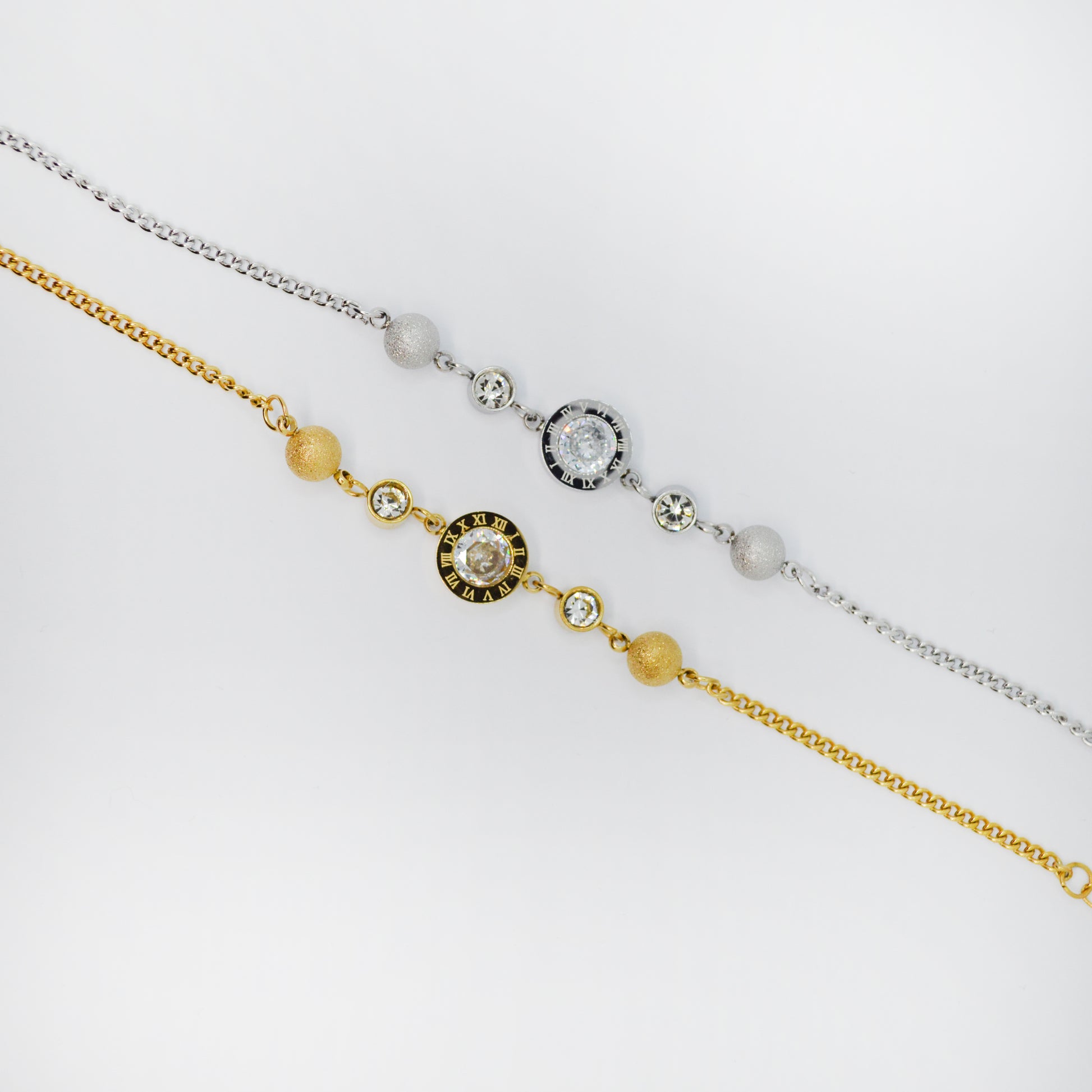 Zapestnici Roma Charm v srebrni in zlati barvi z rimskimi številkami.