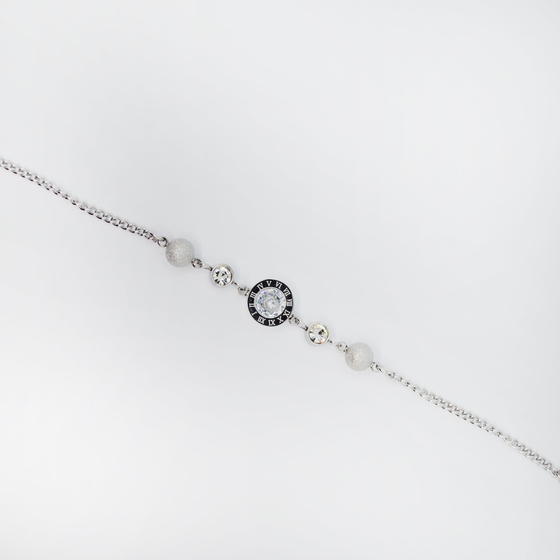 Srebrna zapestnica Roma Charm z rimskimi številkami in bleščečimi detajli.