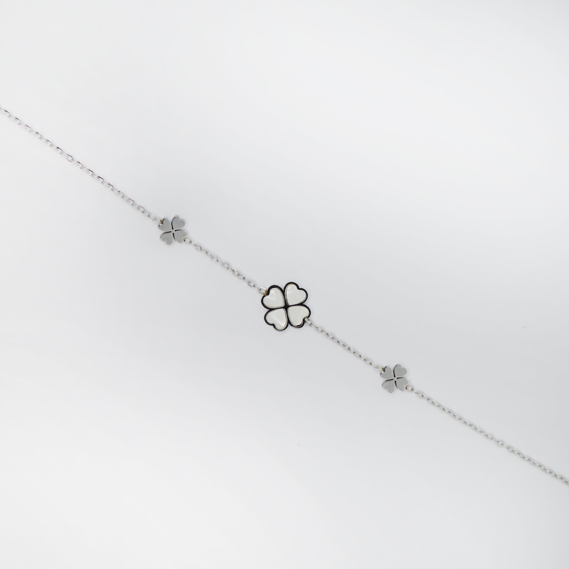 Zapestnica Lucky Charm Duo v srebrni barvi s perlasto štiriperesno deteljico