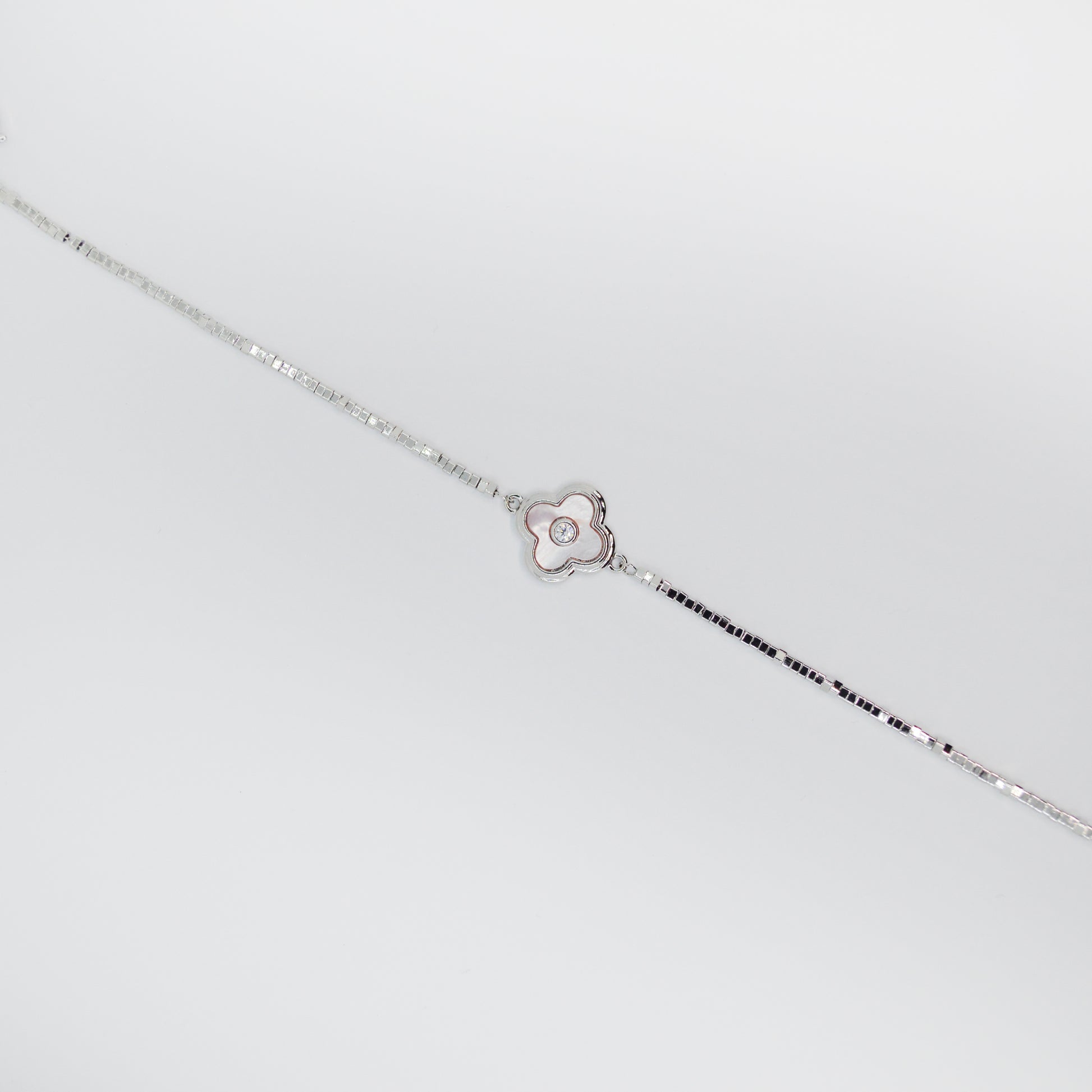 Srebrna zapestnica z rožico iz biserne mase in zirkonom