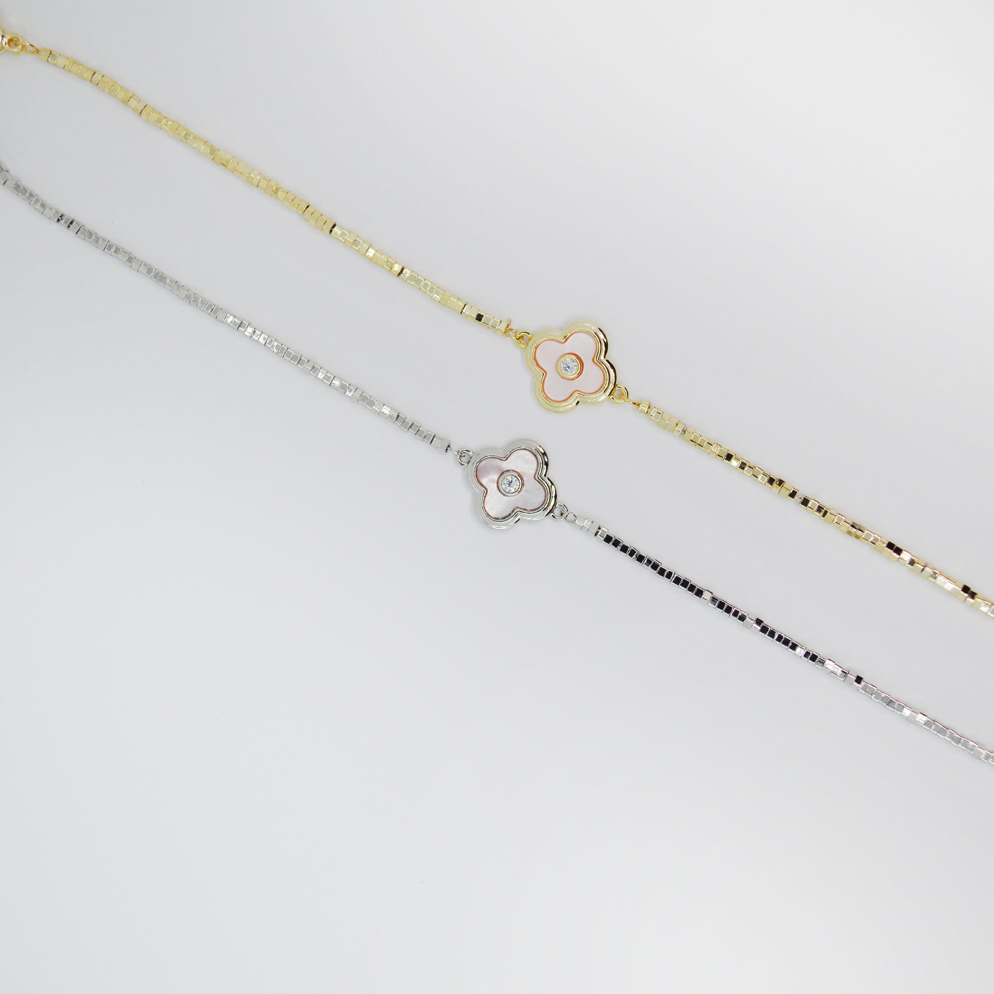 Srebrna in zlata zapestnica s pastelno rožico – komplet