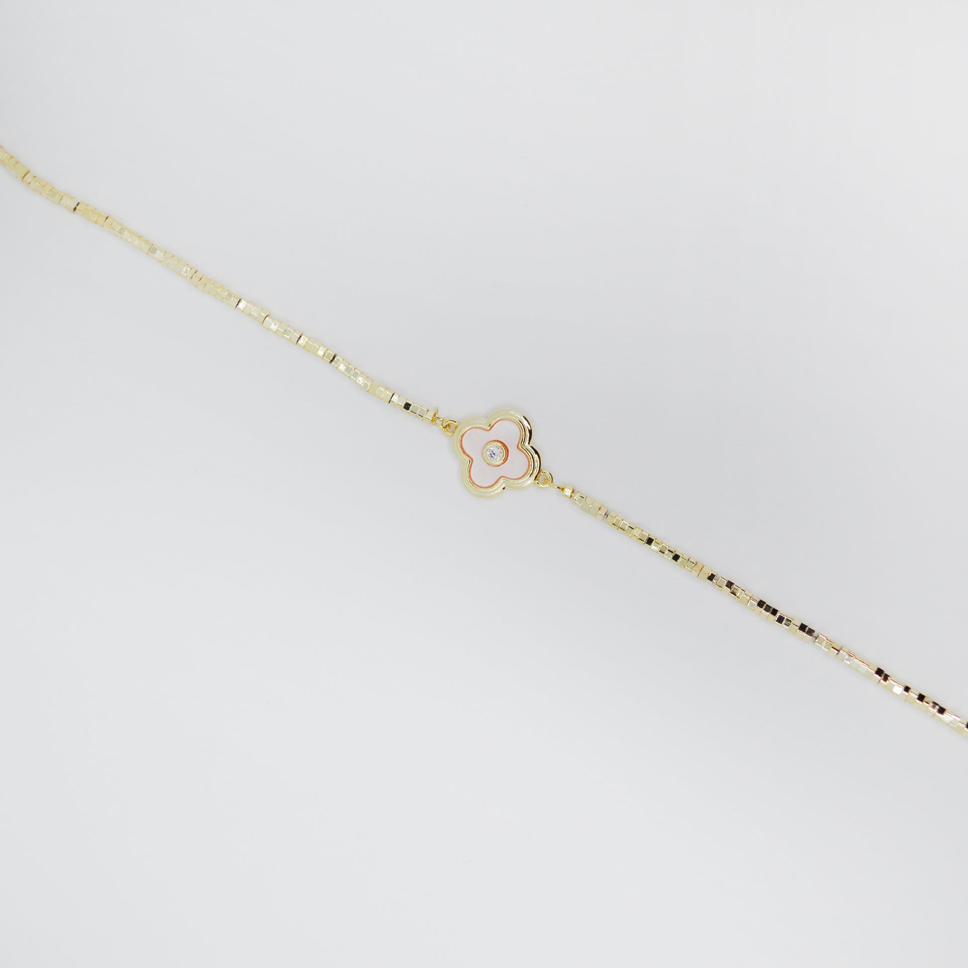 Zlata zapestnica s pastelno rožico in zirkonom