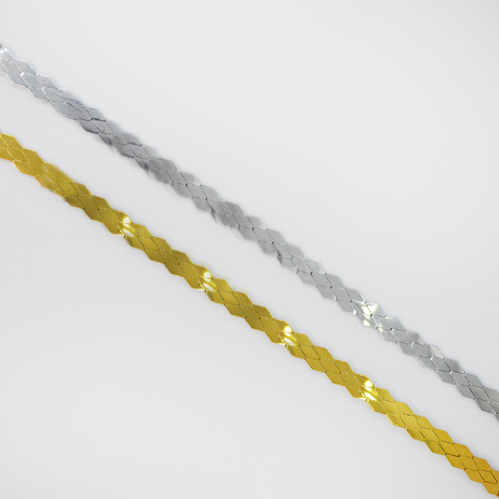 Srebrna in zlata zapestnica Linea – minimalistični dizajn