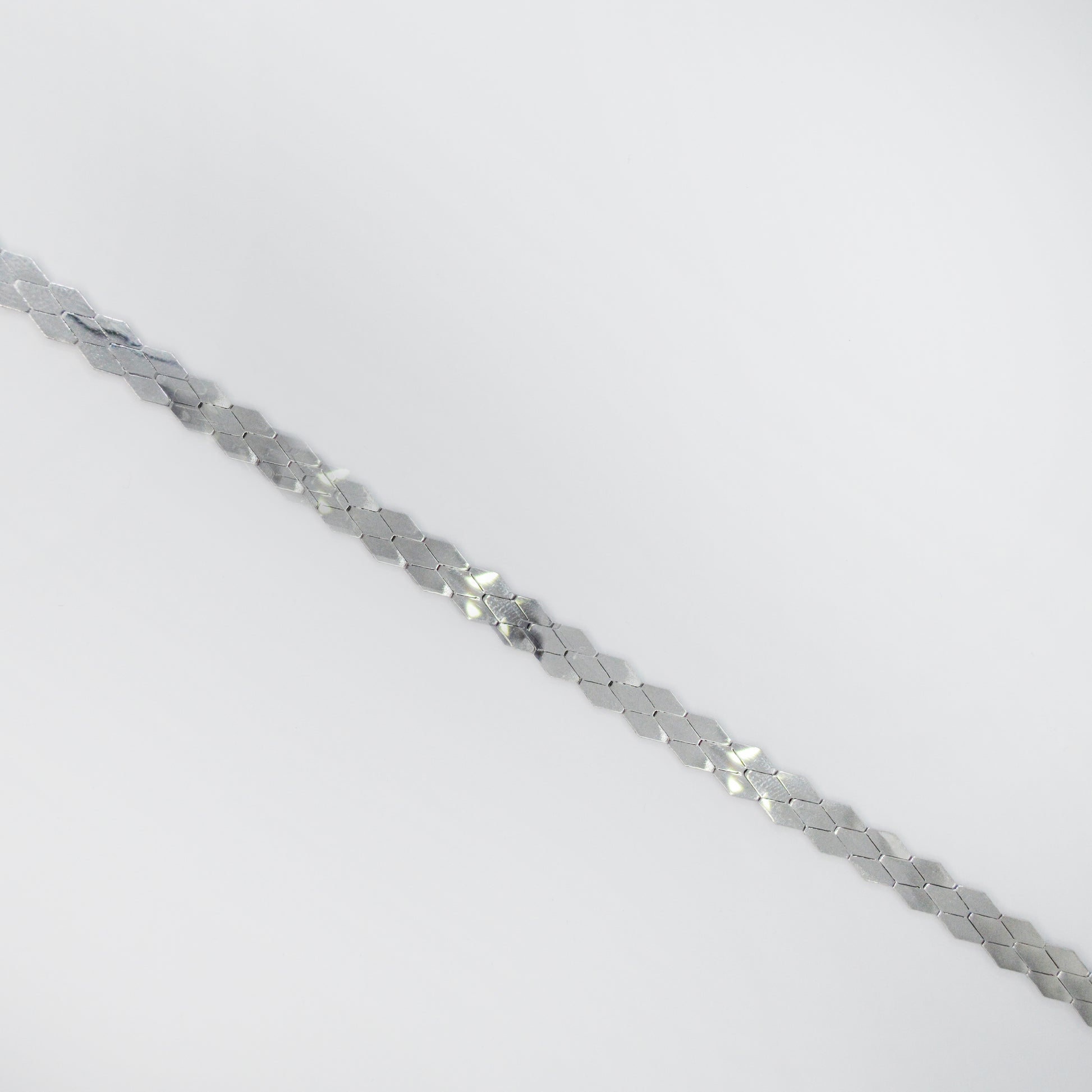 Srebrna zapestnica Linea – minimalistični dizajn