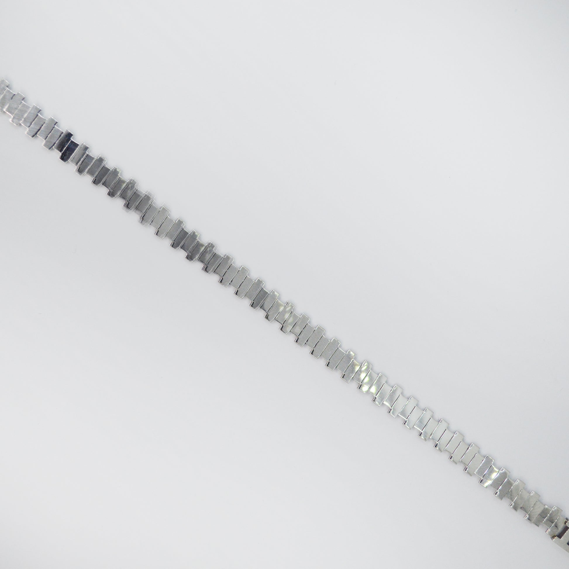 Srebrna zapestnica iz nerjavečega jekla z geometrijskimi členi