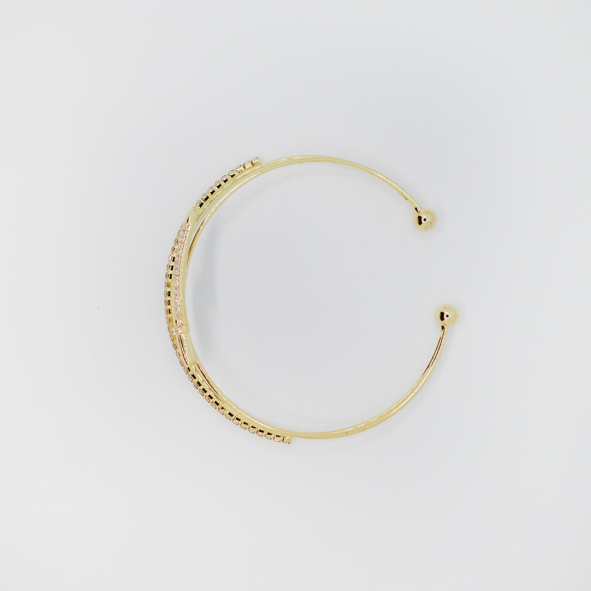 Zlata zapestnica Nail It z geometrijskim dizajnom in cirkoni