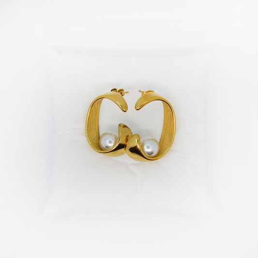 Zlati uhani Pearl Embrace z biserno kroglico