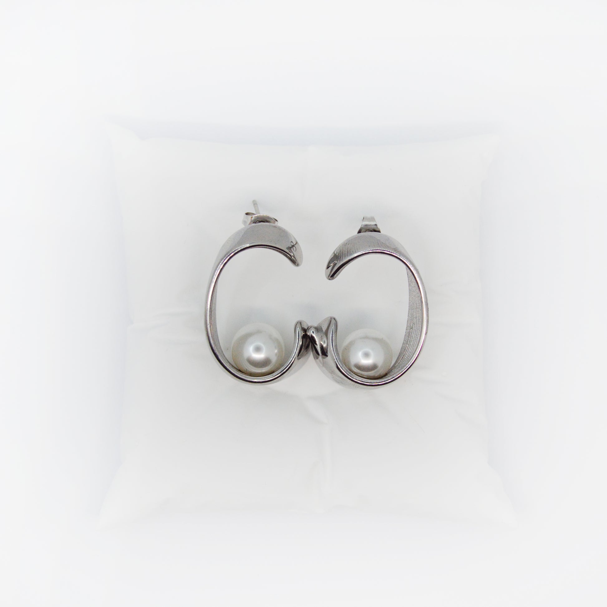 Srebrni uhani Pearl Embrace z biserno kroglico