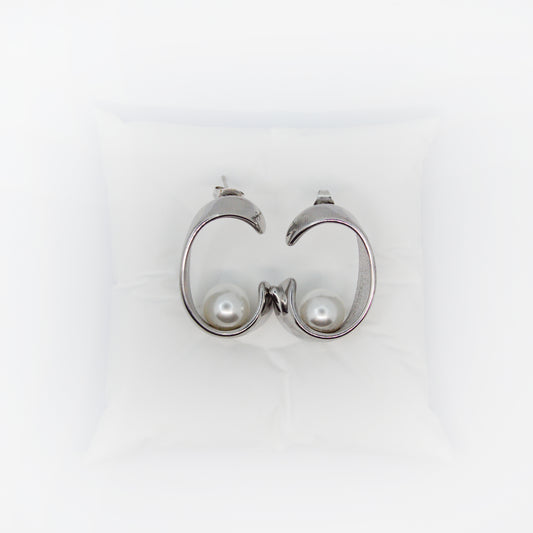 Srebrni uhani Pearl Embrace z biserno kroglico