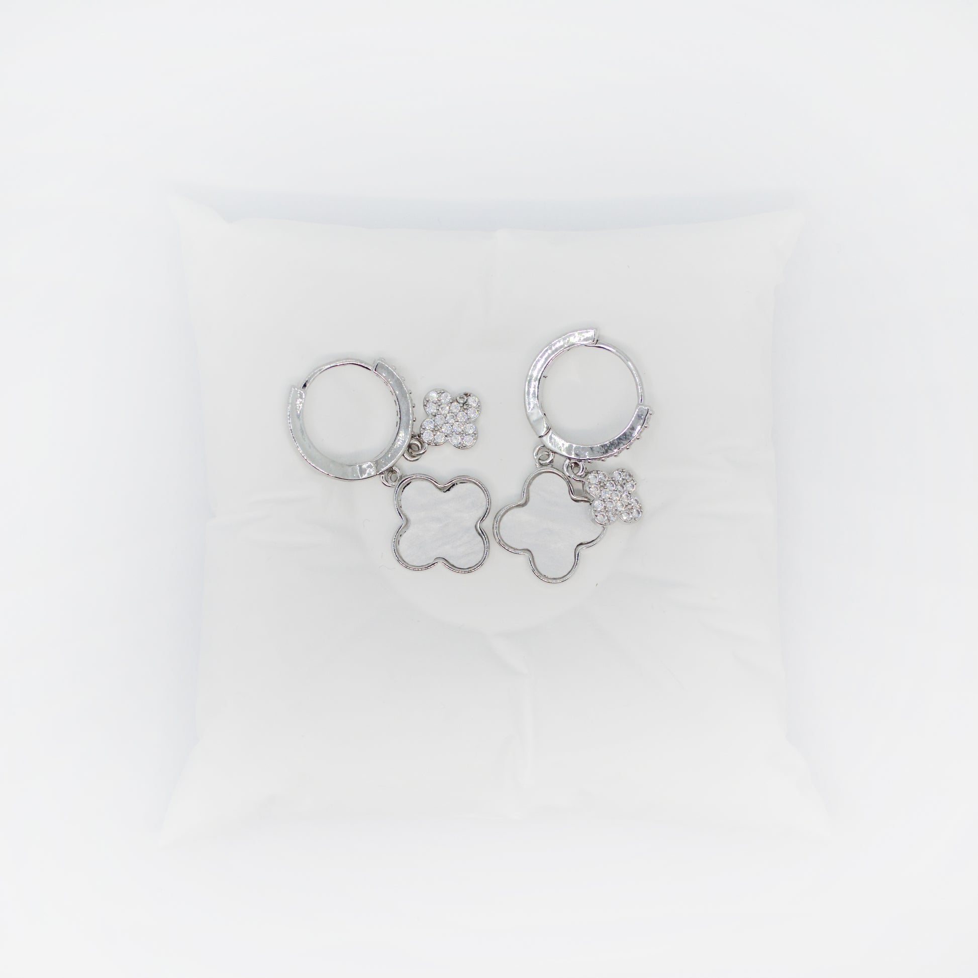 Srebrni uhani Mini Clover z belo deteljico in cirkoni