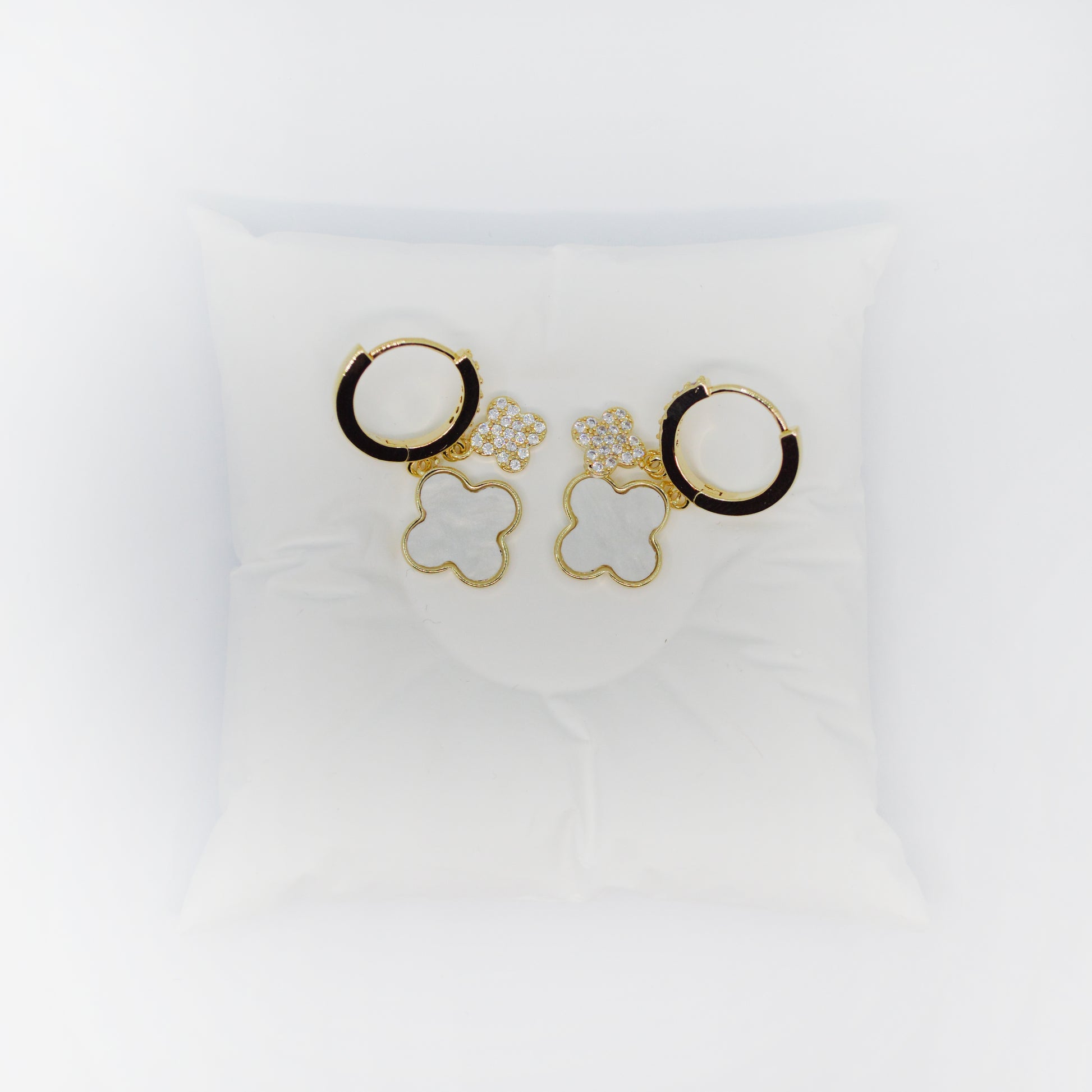 Zlati uhani Mini Clover z belo deteljico in cirkoni