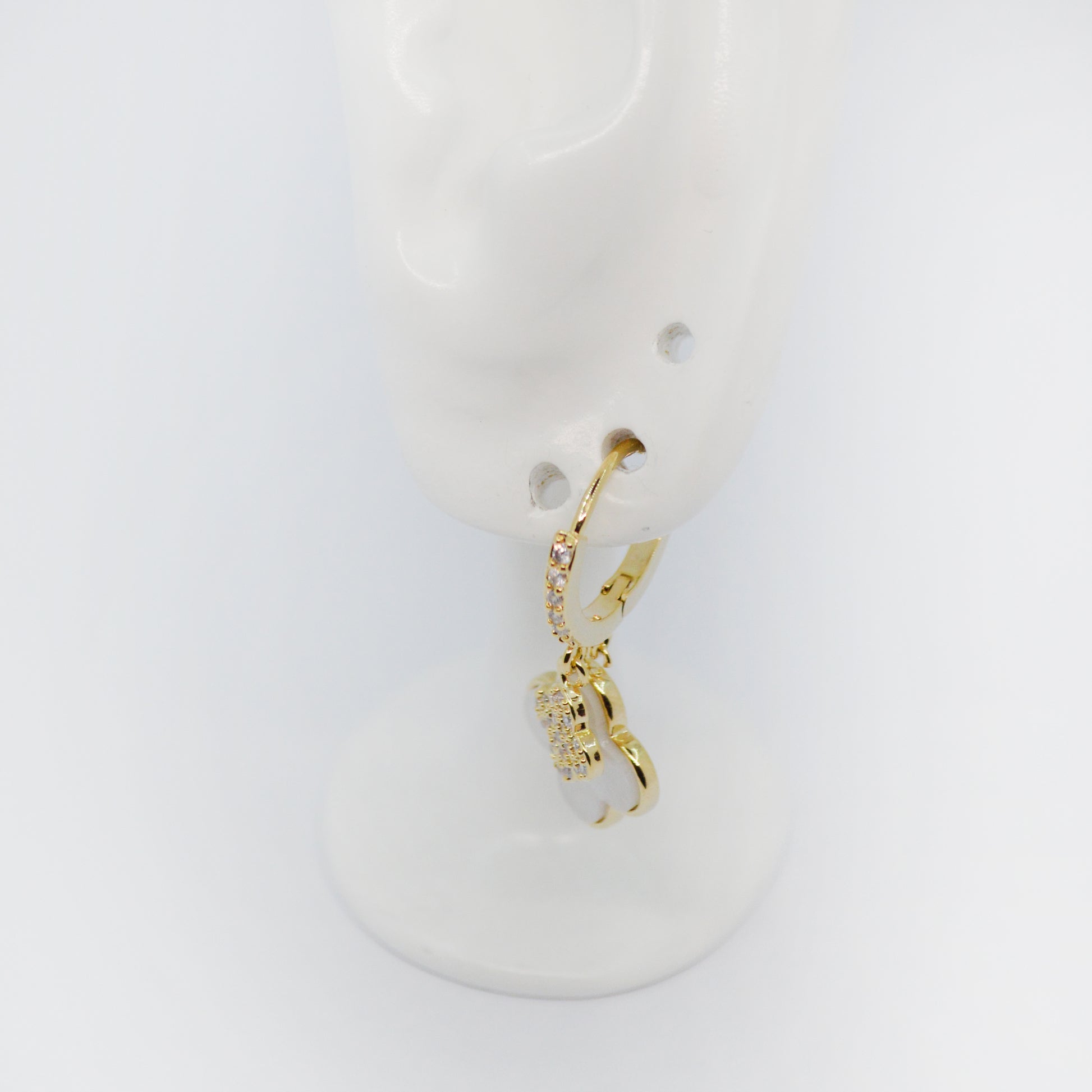 Zlati uhani Mini Clover z belo deteljico in cirkoni