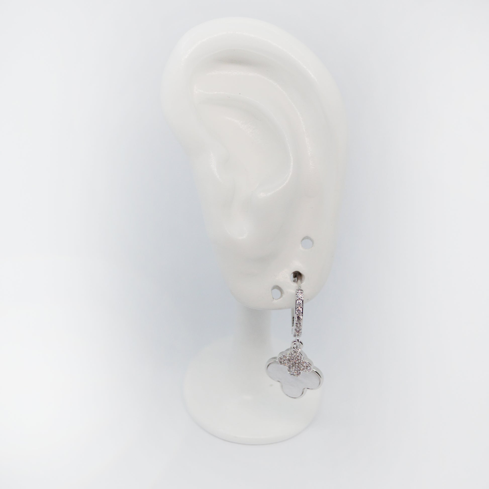 Srebrni uhani Mini Clover z belo deteljico in cirkoni