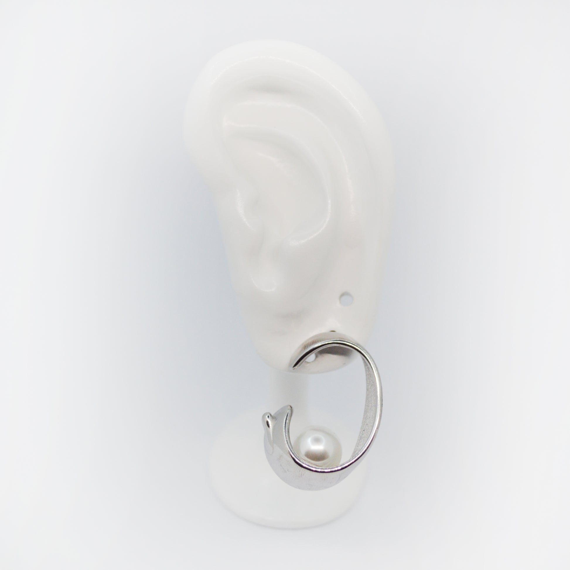 Srebrni uhani Pearl Embrace z biserno kroglico