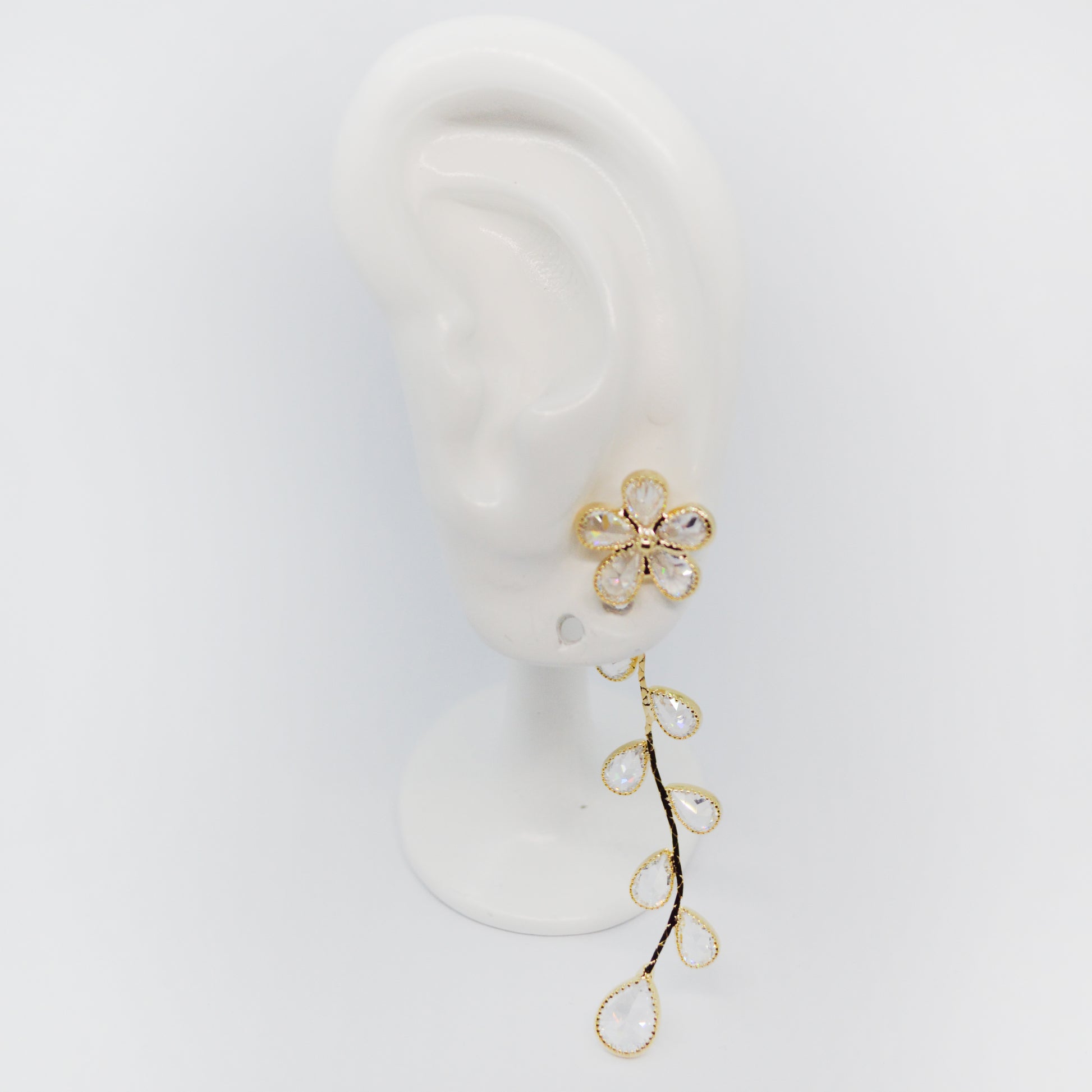 Zlati viseči uhan z motivom cveta in kapljastimi kristali – ChiChi