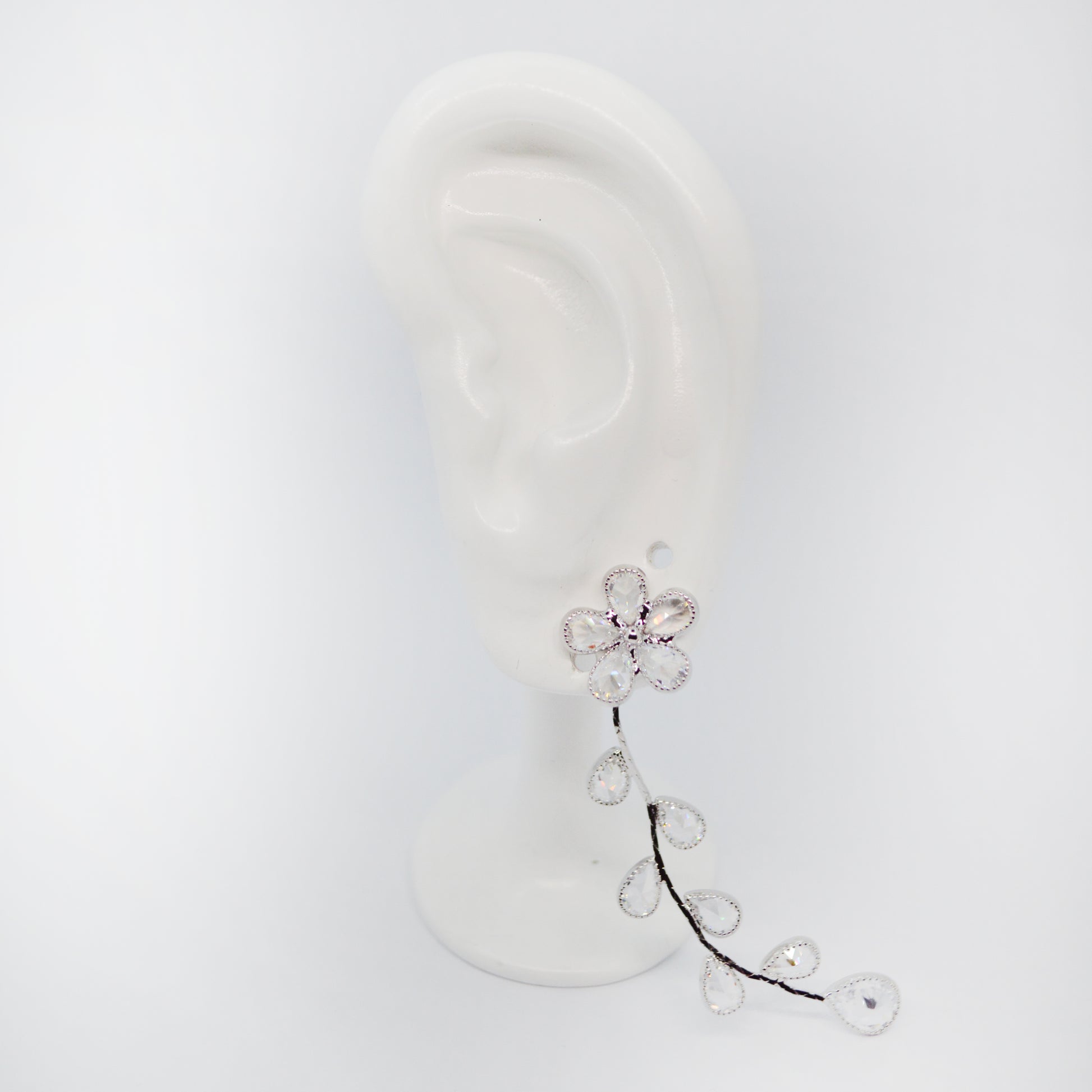 Srebrni viseči uhan z motivom cveta in kristalnimi listi – ChiChi