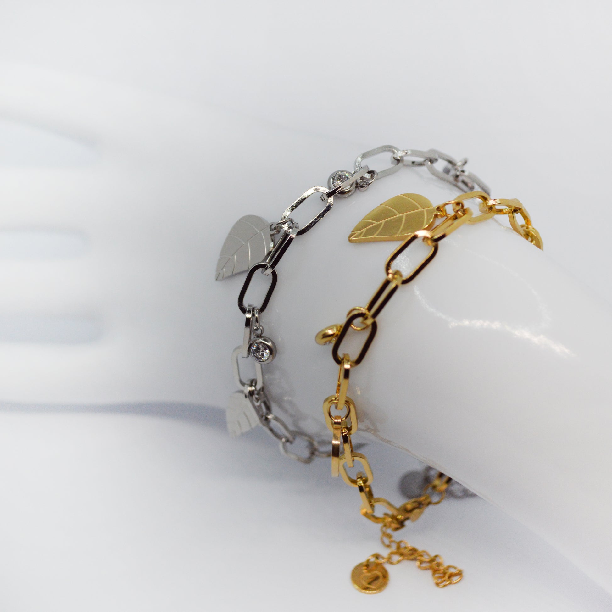 Zapestnici Falling Leaves v zlati in srebrni barvi – minimalističen dizajn z listi