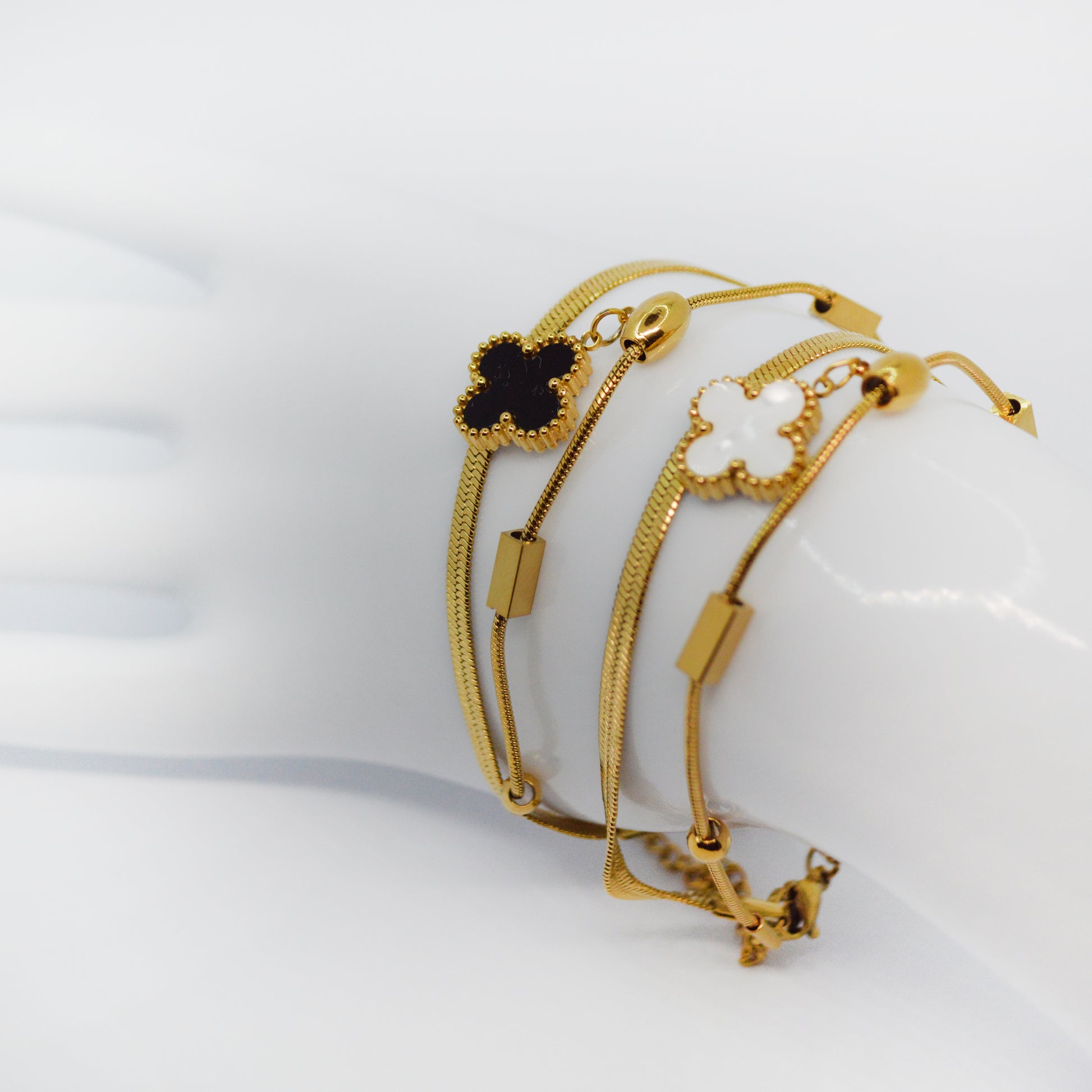 Zlata zapestnica s štiriperesno deteljico – obojestranski obesek črna in bela stran