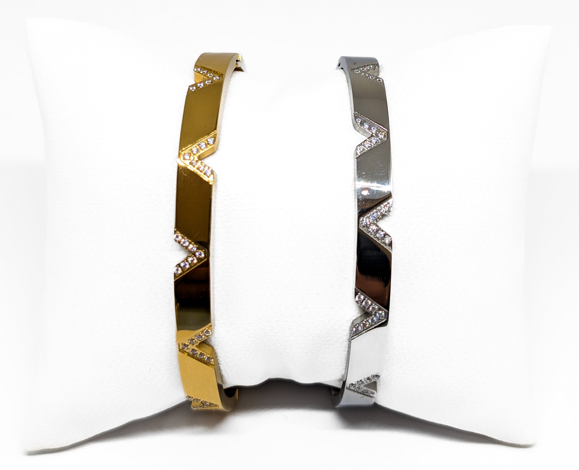 trda zapestnica Edge iz nerjavečega jekla ChiChi z geometrijskim vzorcem in cirkoni