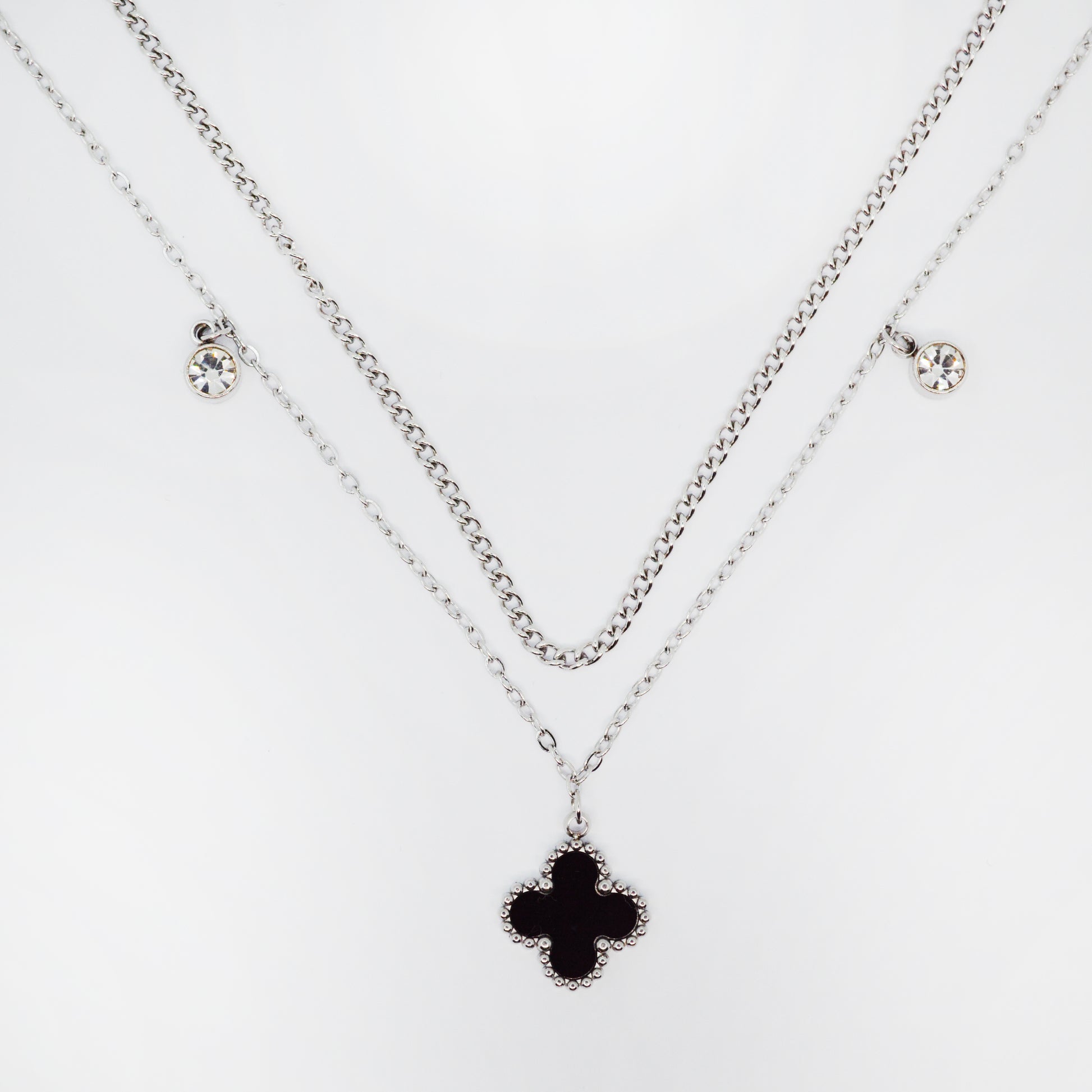 srebrna večplastna ogrlica s črno deteljico – Black Clover – ChiChi