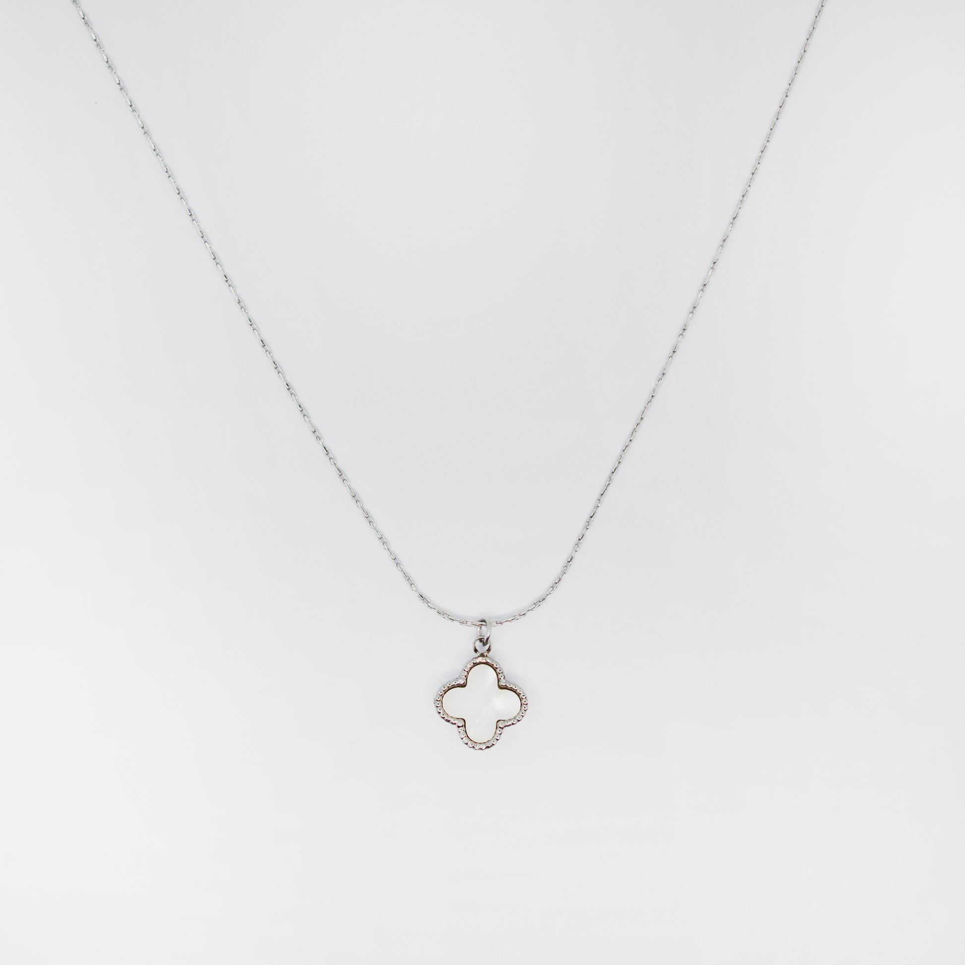 srebrna ogrlica z belo deteljico – Pure Clover – ChiChi